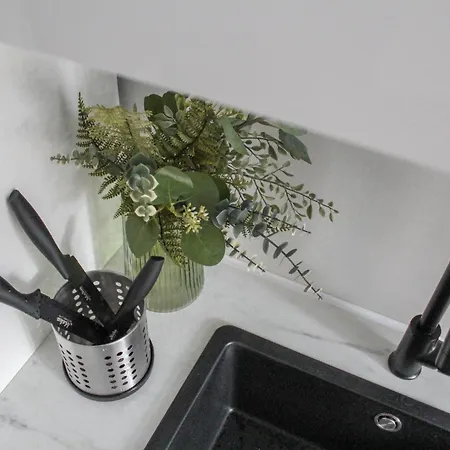 Modern 1br Flat - Great Location דירה *